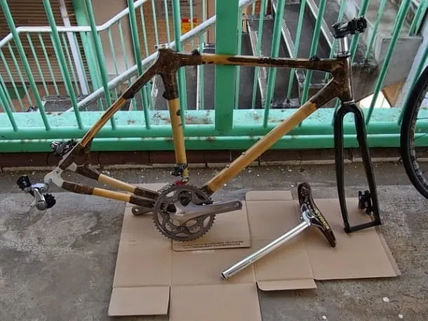 図１．調整中の竹製フレームの自転車